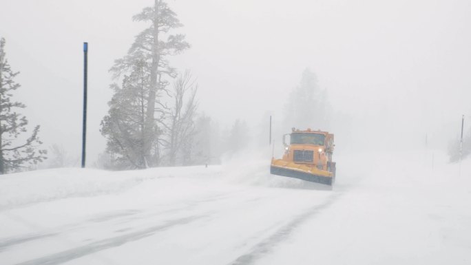 路过的除雪车正在清除街上的积雪