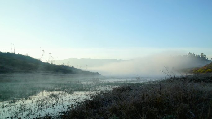 河面晨雾日出