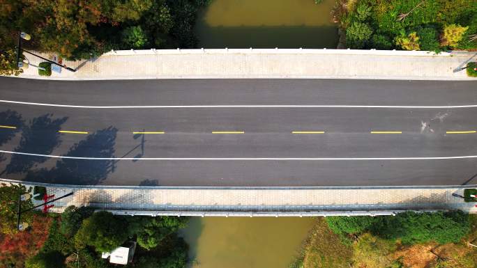 航拍郊区柏油马路