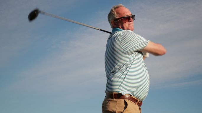 打高尔夫球的老人美好生活幸福养老退休老年
