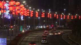 滨河大道挂红灯笼的夜景车流视频素材