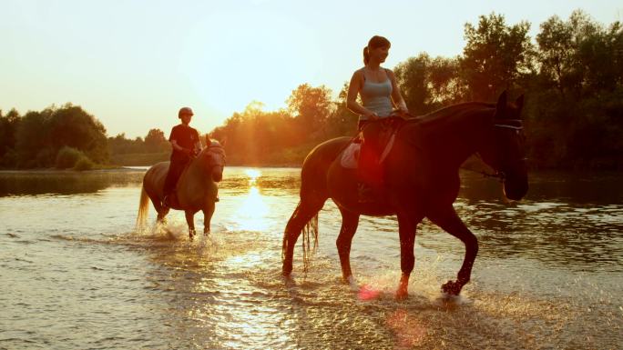 日出时，年轻女孩在河边骑马
