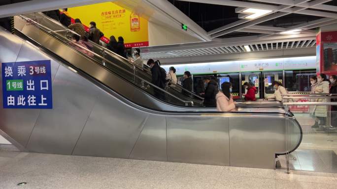 地铁上上下下的乘客手扶电梯进站出站的乘客