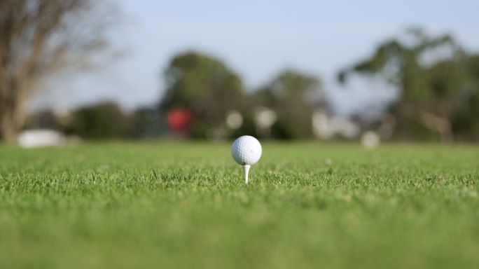 高尔夫球运动员用球杆击球