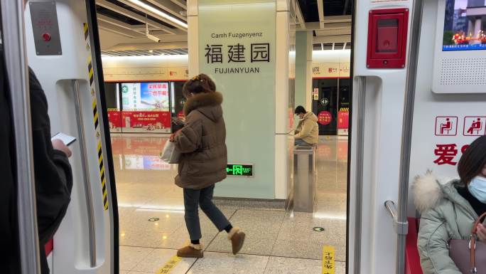 南宁地铁2号线福建园站列车开门乘客下车
