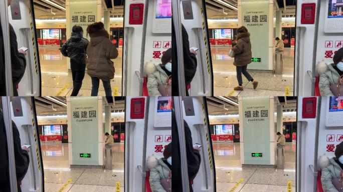 南宁地铁2号线福建园站列车开门乘客下车