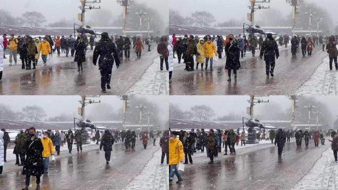 下雪天天安门游客