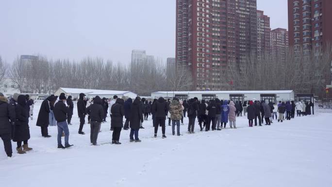 新冠病毒防疫冬季雪地人群应急排队核酸检测