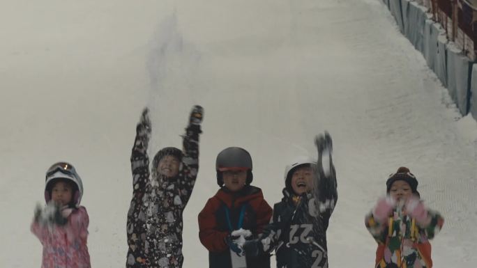 室内戏雪滑雪滑道视频素材