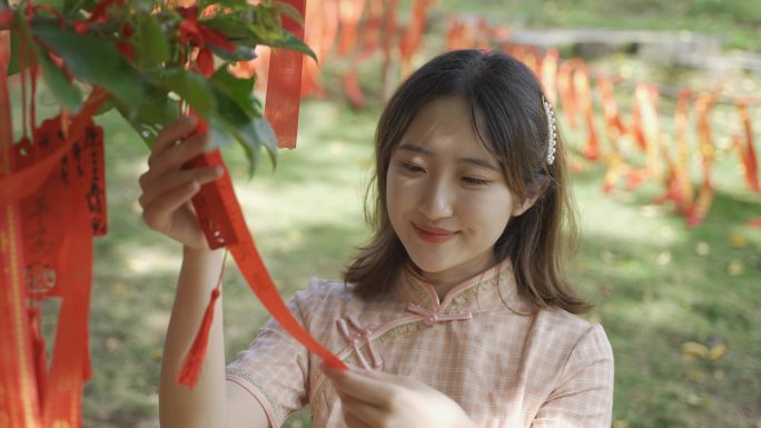 女孩红飘带许愿祈愿祝福希望人文榕树下祈福