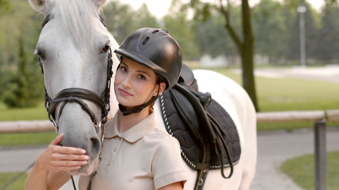 一位女性骑马者与她的马亲密接触的肖像