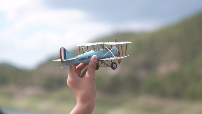 一个男孩在天空中发射了一架玩具飞机