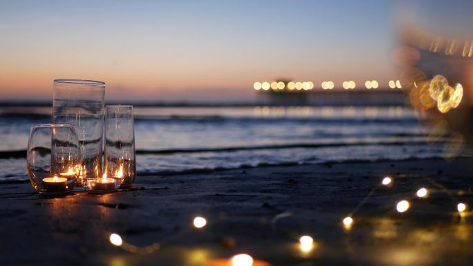 沙滩上的烛光海边蜜月旅行