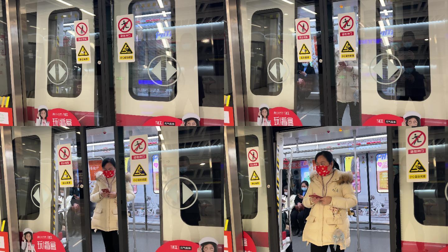 地铁上戴红色口罩的女性列车开门下车