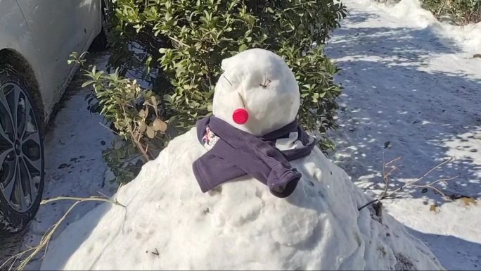 冰天雪地小区小孩玩雪人堆雪阳光照雪地