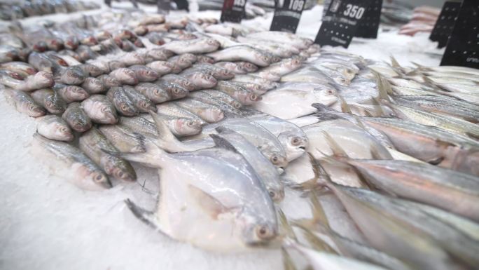 超市冰上的生海鱼冷冻鱼类超市