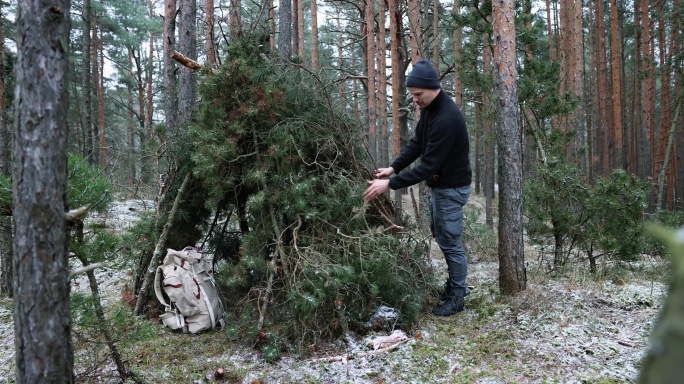 在森林中建造树枝小屋