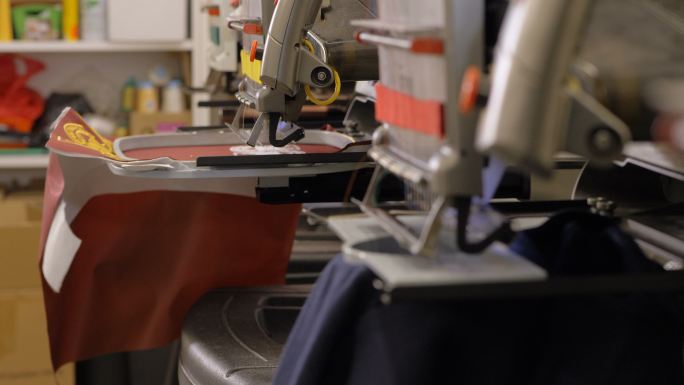 机器刺绣红色织物自动机械化针织生产纺织品