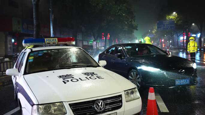 4K雨天交警查酒驾