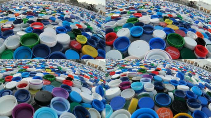 一堆塑料瓶盖废弃物生活集中