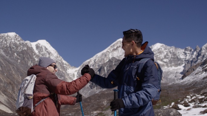 外国人和中国人一起泡温泉和登山实拍4K