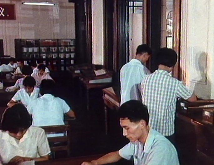 70年代上海图书馆人们看书读书学习借书