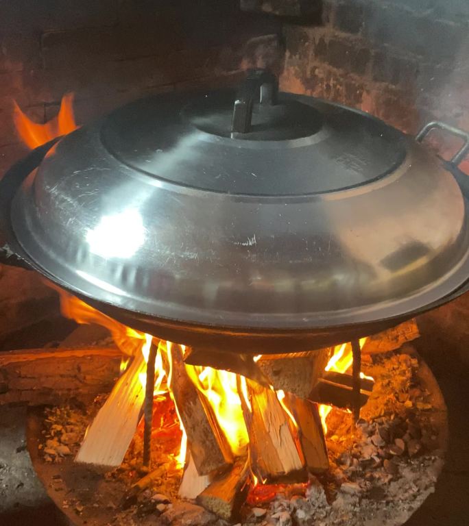 乡村气息：简易厨房木柴灶火煮菜熏腊肉