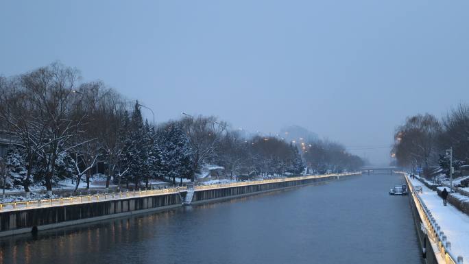 北京雪景寂静的南护城河河面