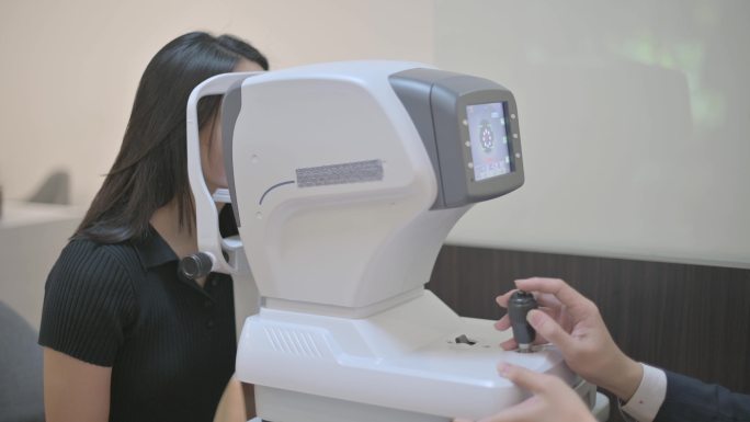 在眼科诊所接受眼科检查的年轻女子