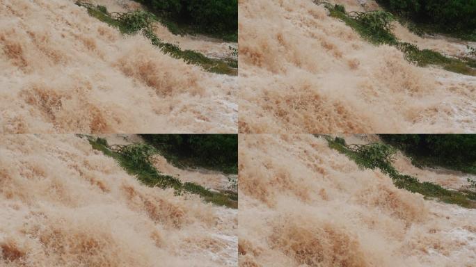 暴雨后的水