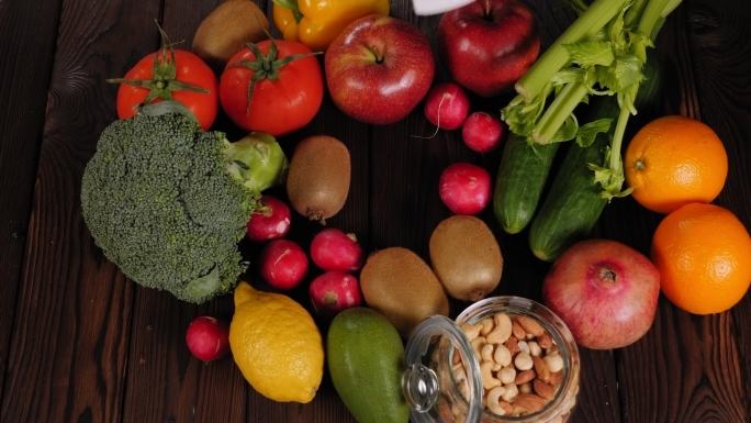 桌上放着新鲜的生蔬菜和水果