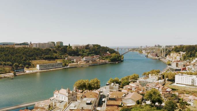 河岸边的城市两岸河水奔流航拍大桥