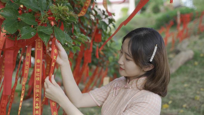 女孩红飘带许愿祈愿祝福希望人文榕树下祈福