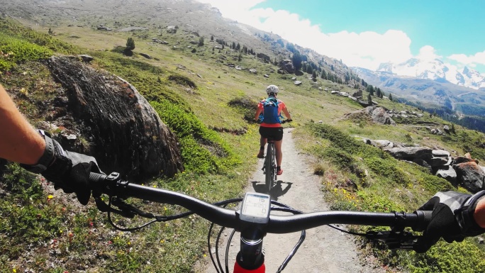 一对骑山地自行车的夫妇在瑞士泽马特旅行