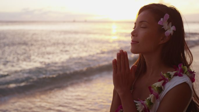一位女子在海边祈祷