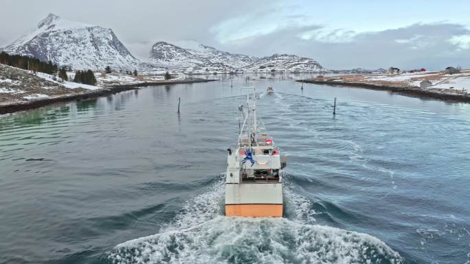 挪威罗弗敦群岛从峡湾出来的渔船