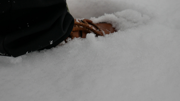 雪中行走 雪地脚印脚步