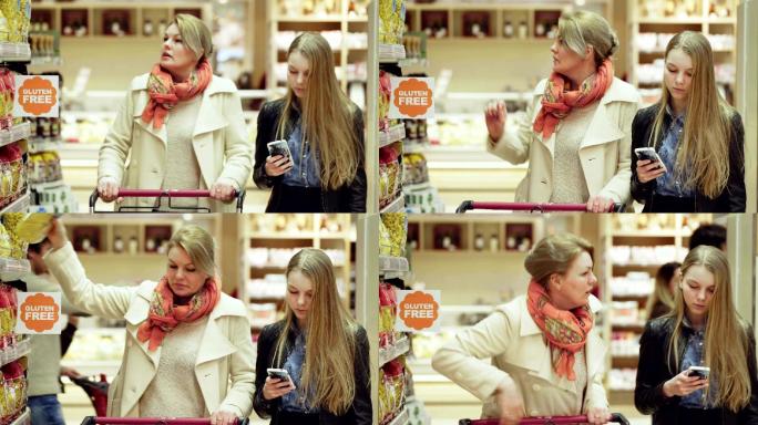 母亲带着女儿在超市选购产品
