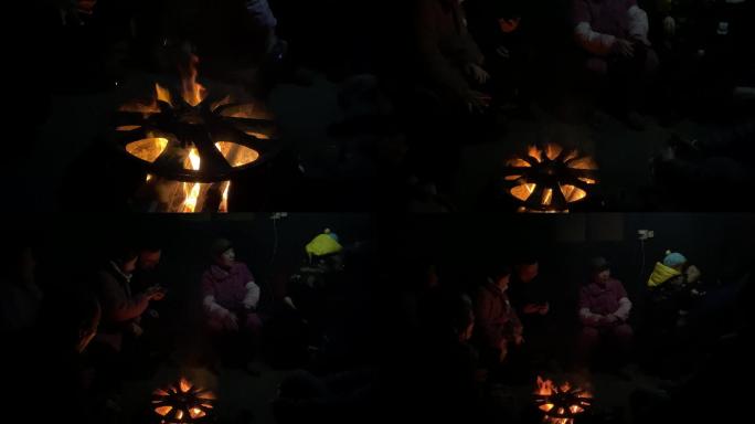 乡村气息：家人围坐在木柴火炉旁开心唠嗑