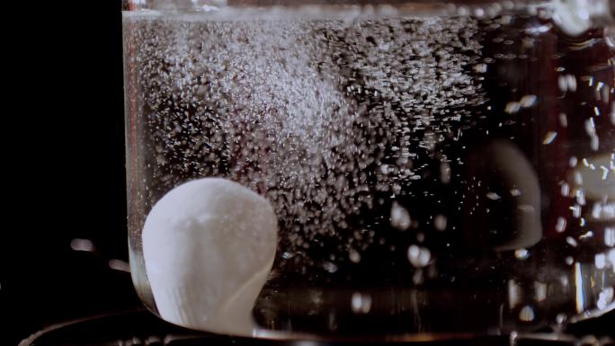 汤圆下入锅中瞬间