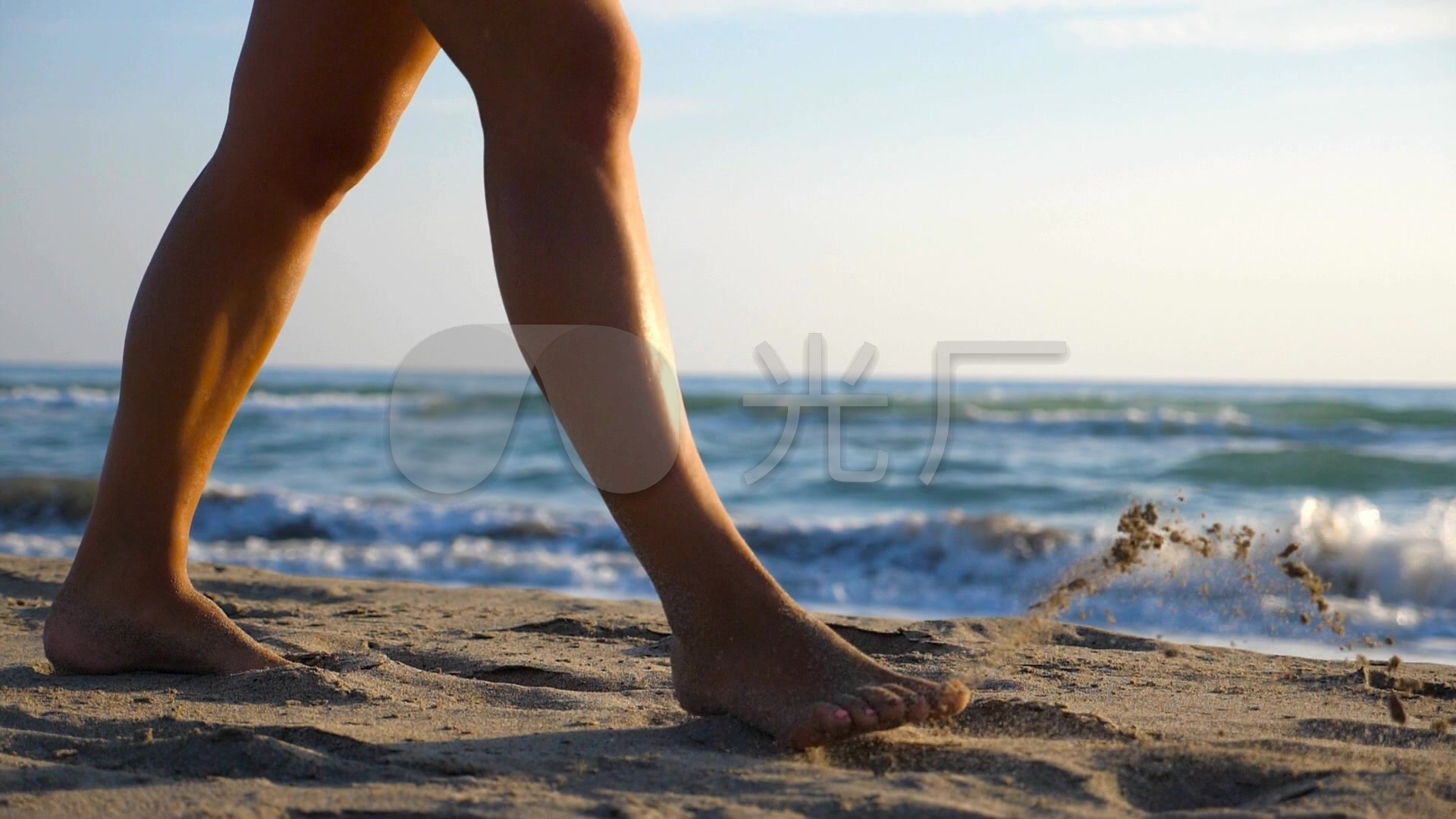 女性脚踩在沙滩上的特写镜头_1920X1080_高清视频素材下载(编号:7332954)_实拍视频_光厂(VJ师网) www.vjshi.com