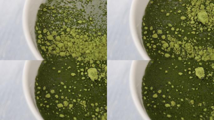 抹茶绿茶溶解在沸水中