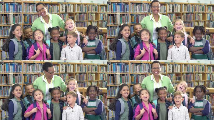 图书馆中的教师和小学生