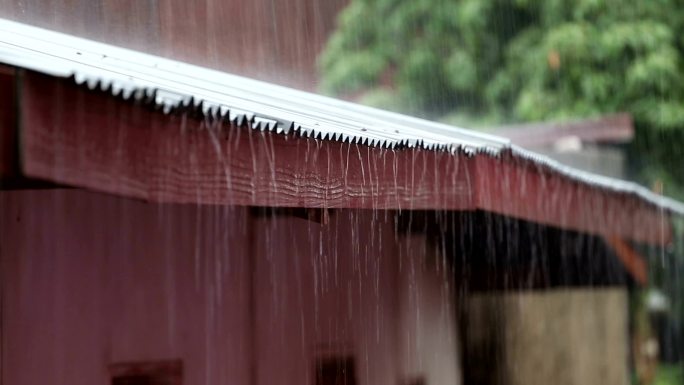 雨水从屋顶落下。屋檐雨滴暴雨