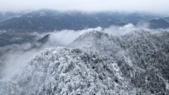 航拍山峰雪景