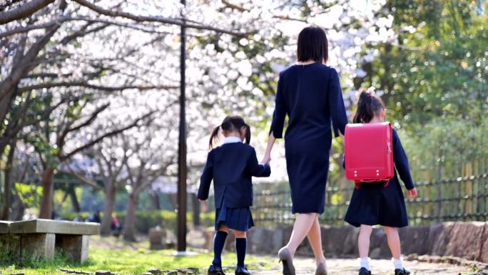 日本家庭走向小学入学典礼