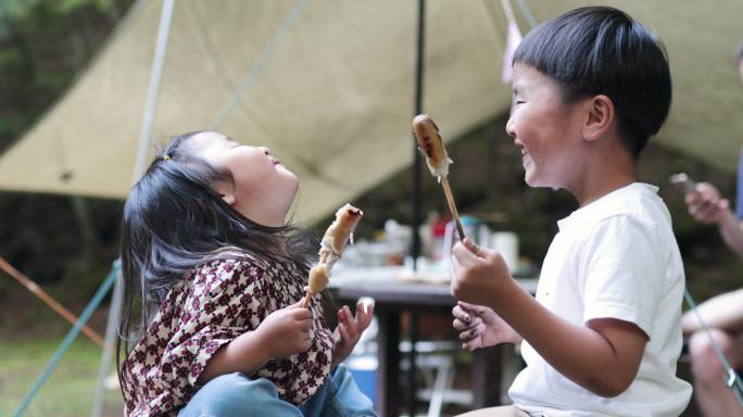 兄弟姐妹喜欢露营食物饮食快乐