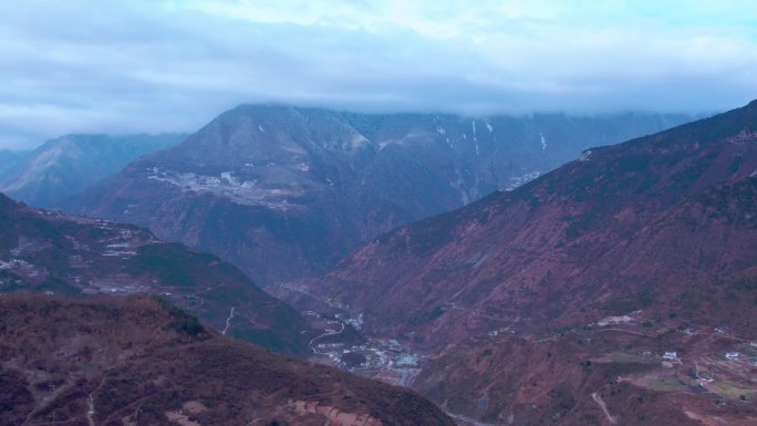 牛背上山脚村落