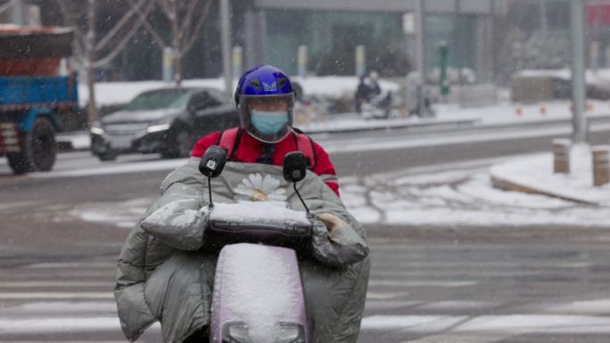 北京风雪中外卖快递骑手