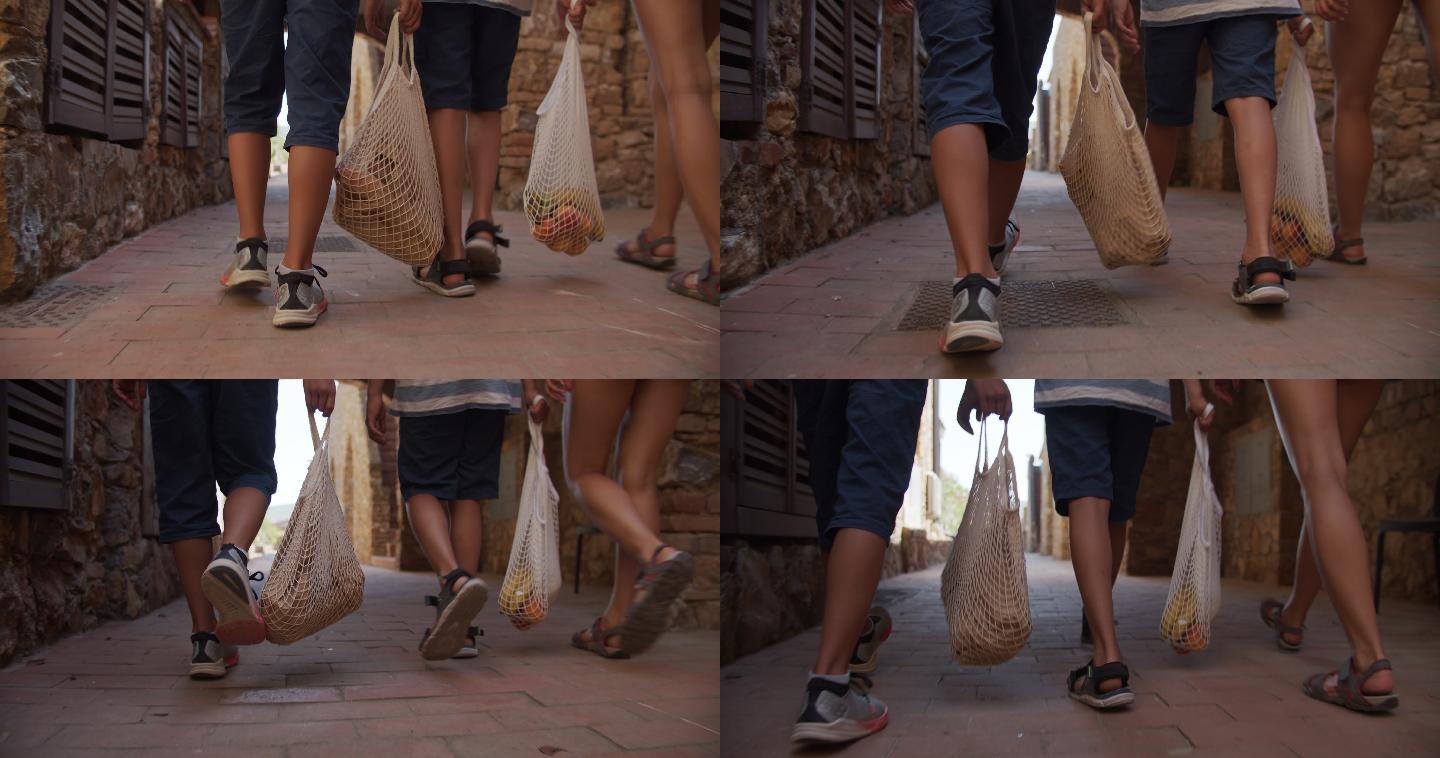 三个孩子用可回收的购物袋购物